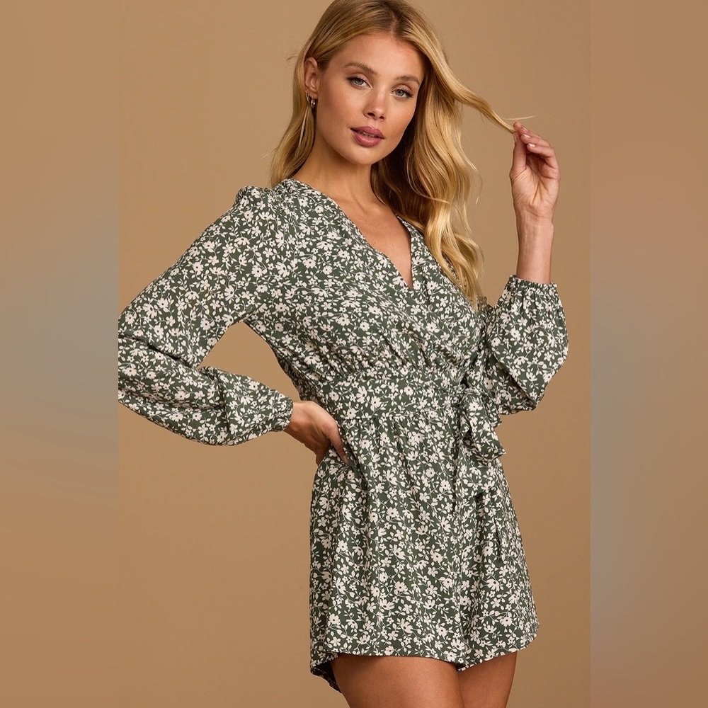 Lulu’s Women’s Feeling Flirtatious Green Floral Print Long Sleeve Romper